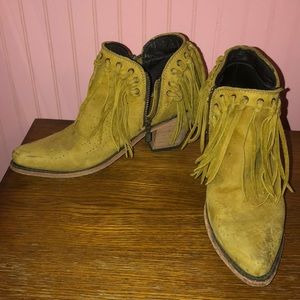 Chic western boots with tassels